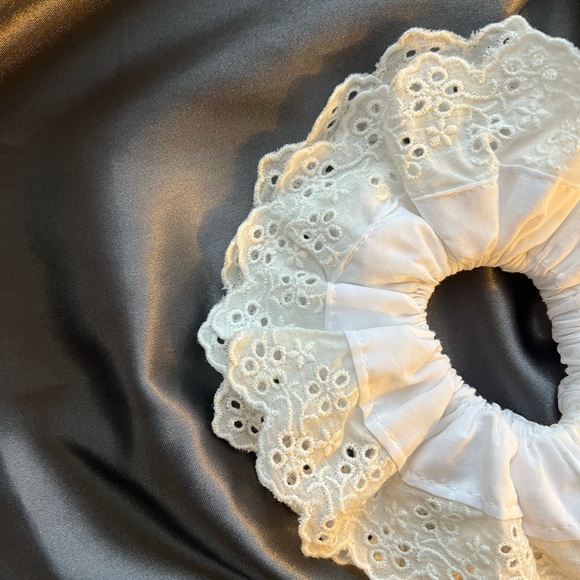 Extra large lace scrunchie - Picture 4 of 6